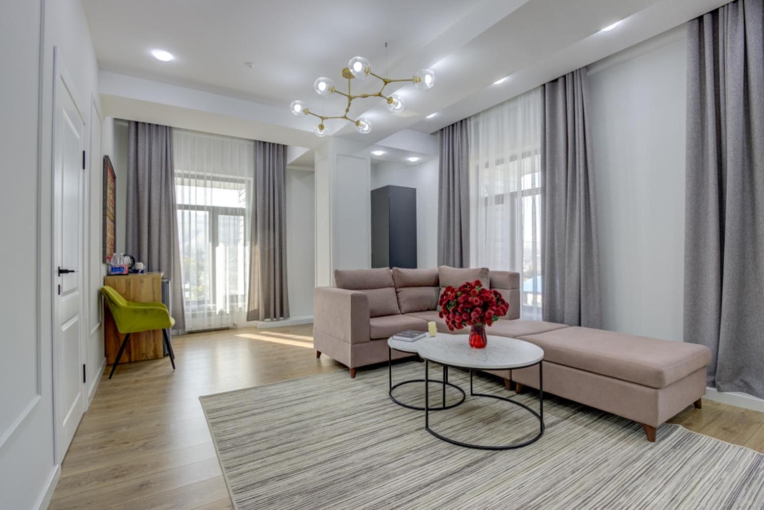 Aisha Hotel บิชเคก ภายนอก รูปภาพ